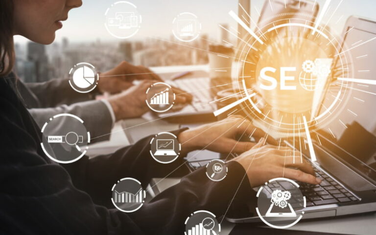 Pessoas no computador realizando a otimização de processos na empresa - Contabilidade Em São Caetano Do Sul Sp | - CERVI Assessoria Contábil