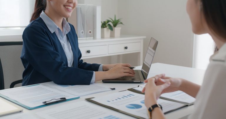 Mulher fazendo uma consulta de Gestão Financeira Terceirizada - CERVI Assessoria Contábil